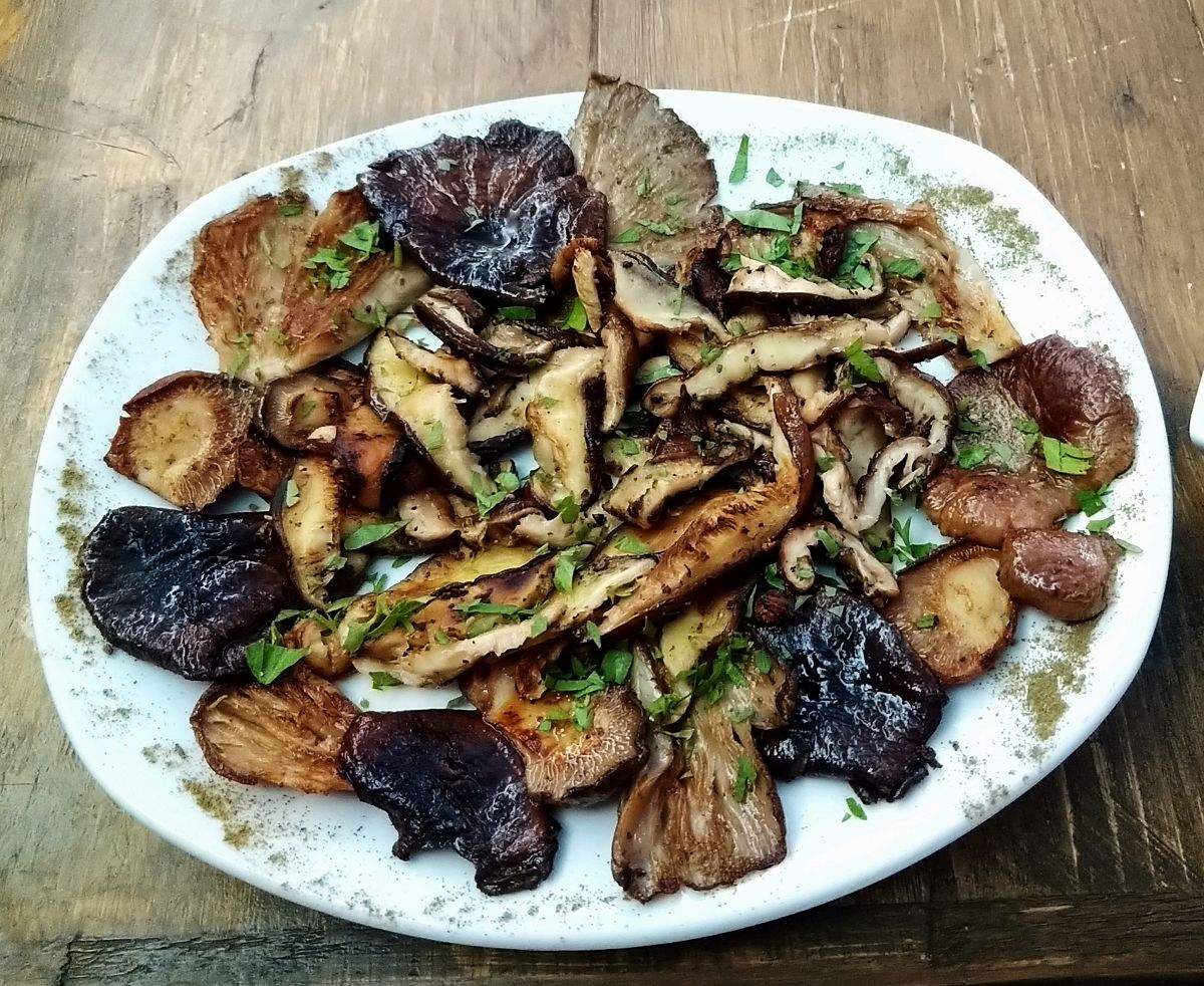 Sautierte gemischte Pilze, Shiitake, Distel, Eryngii...