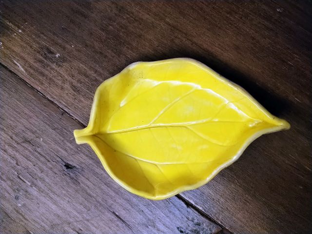 großes Blatt. GELB Keramik Speichern