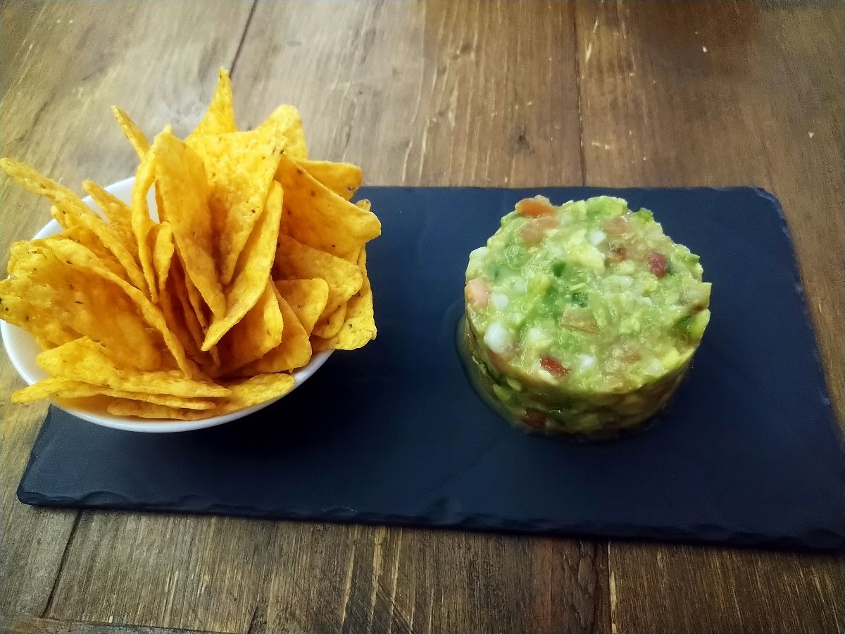 Guacamole con nachos de maíz