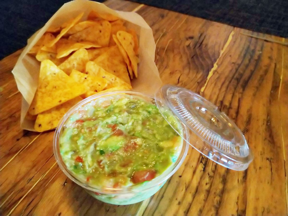 Guacamole con nachos de maíz