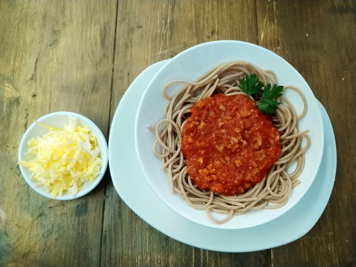 Spaghetti bolognese with cheese.