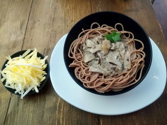 Pilzspaghetti und Sahne mit Käse. Klassiker Wegbringen