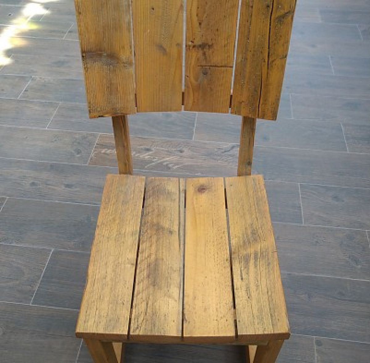 Silla con madera reciclada