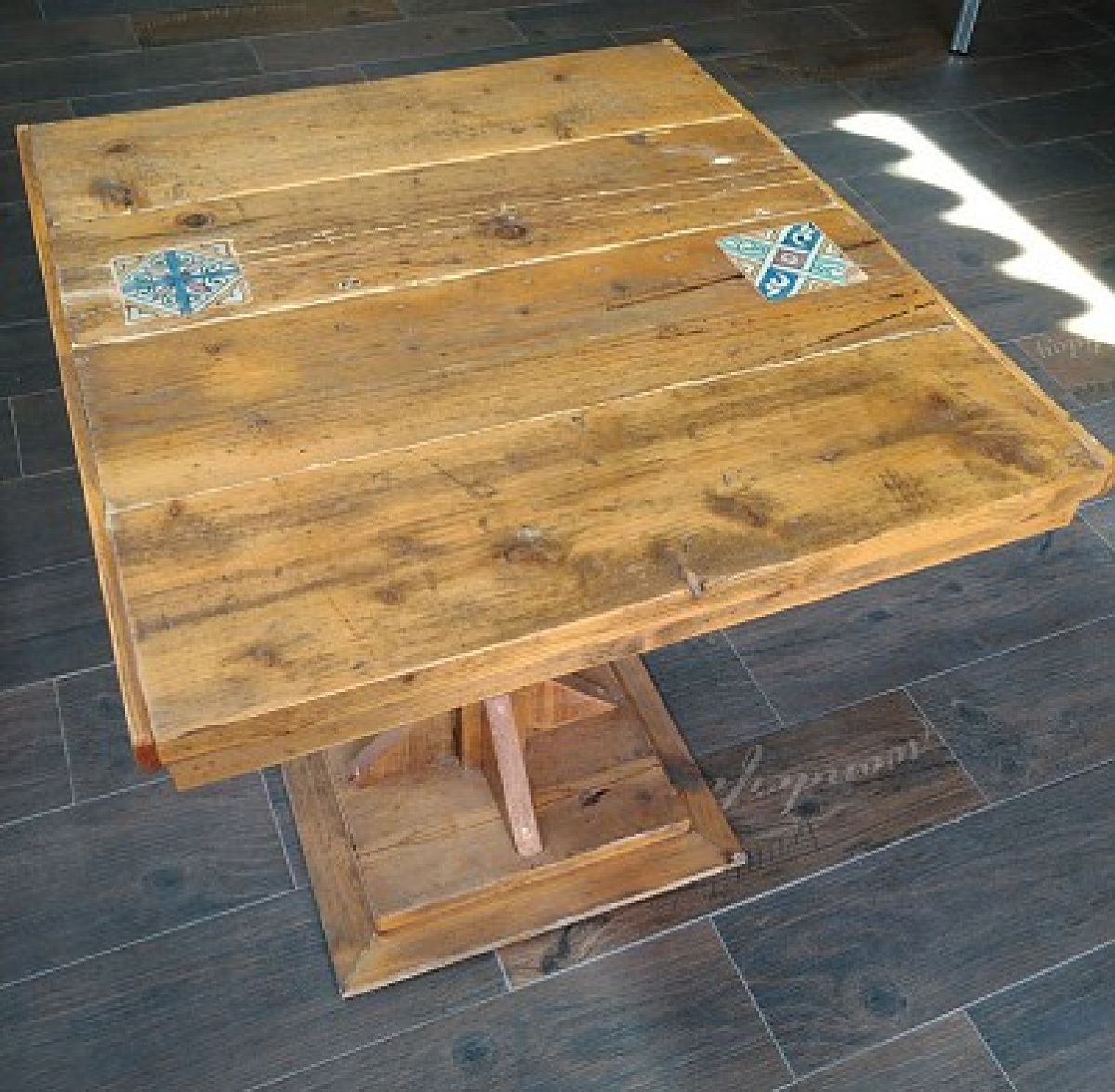 Mesa con madera reciclada