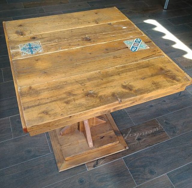 Mesa con madera reciclada Madera reciclada Artículos de regalo