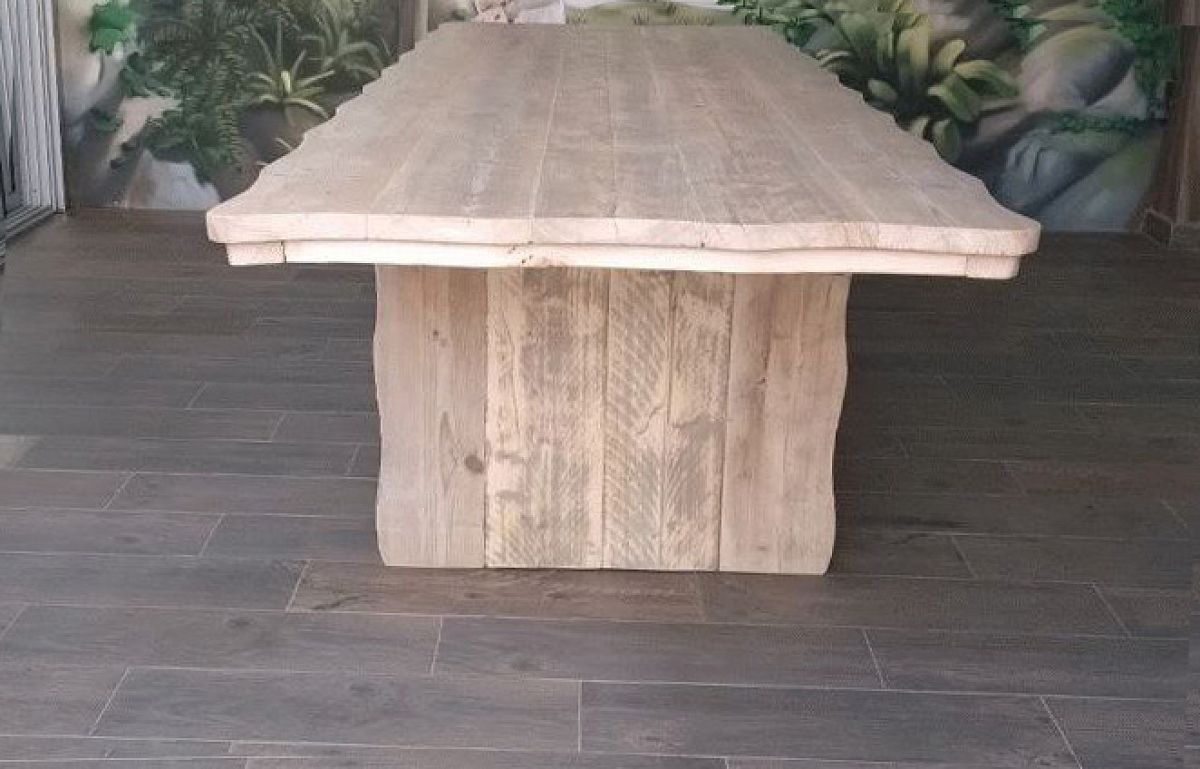Mesa con madera reciclada 
