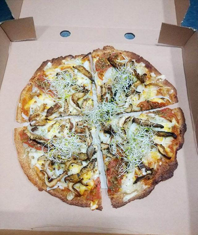 Pizza mit Pilzen Burger, Pizzen, Brötchen Wegbringen