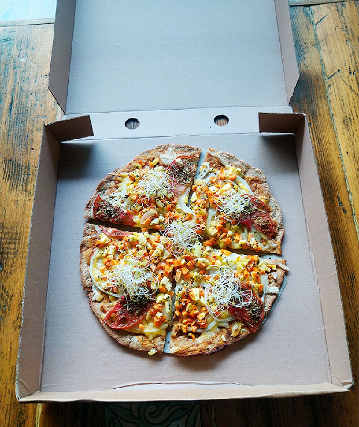 Pizza mit Zucchini und Karotte.