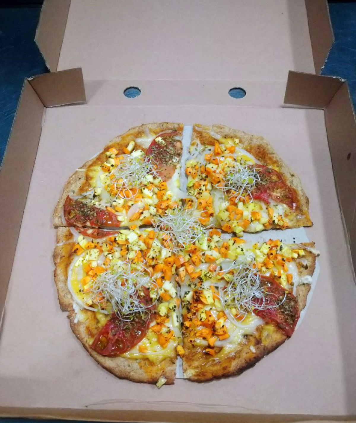 Pizza mit Zucchini und Karotte.