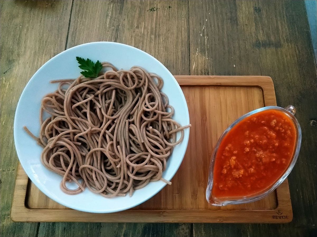 Spelt spaghetti with bolognese sauce