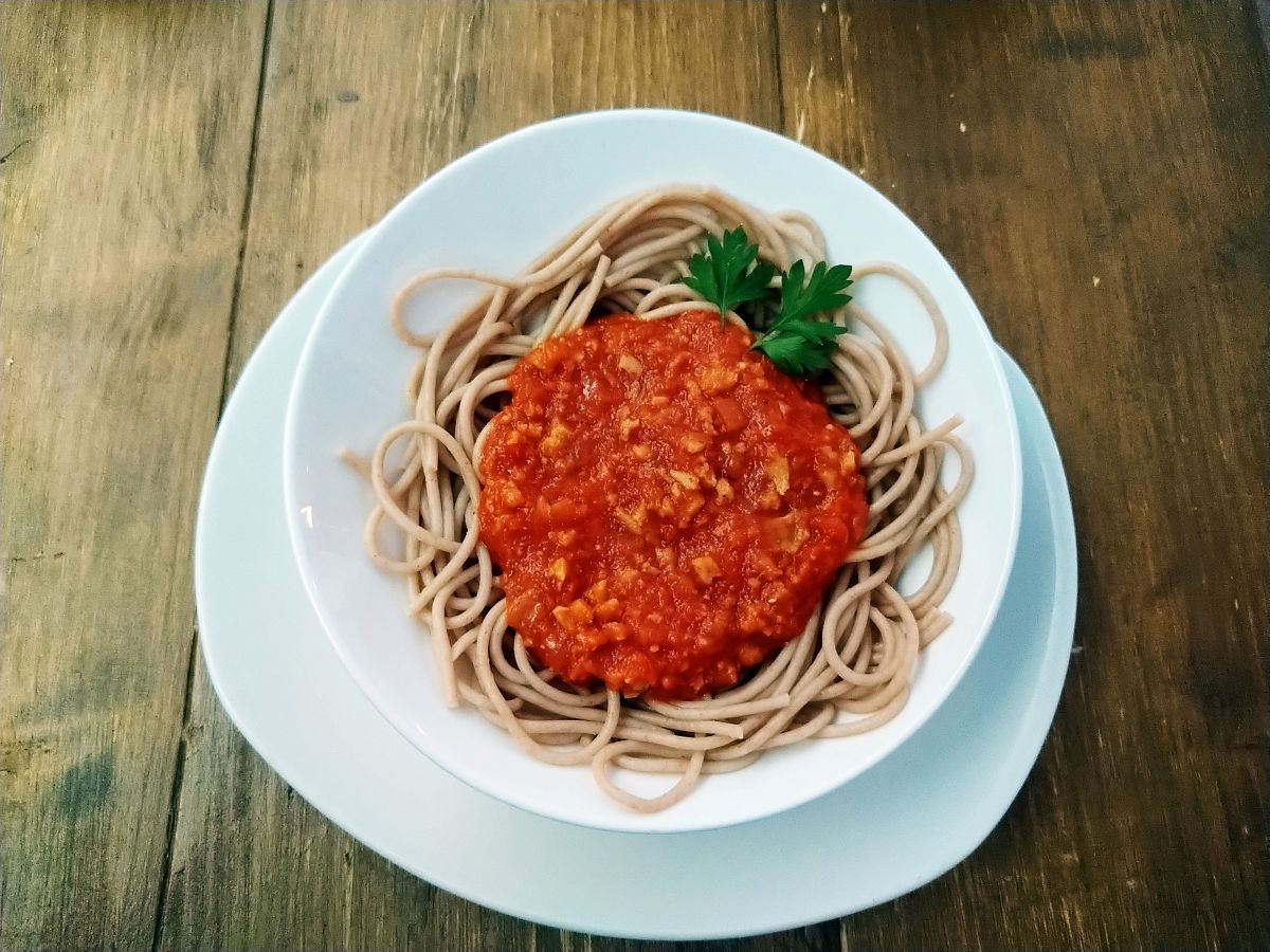 Spelt spaghetti with bolognese sauce